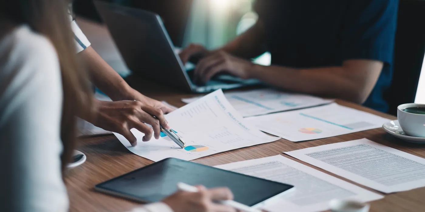 Un team al lavoro su documenti e grafici